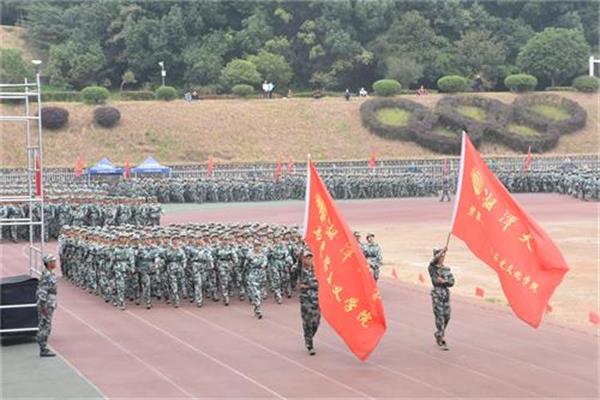 图为yl23455永利官网分列式检阅.JPG